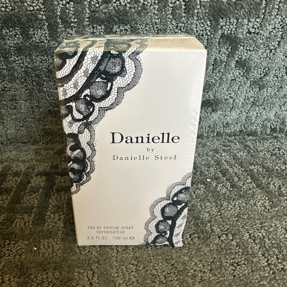 Danielle by Danielle Steel EAU DE PARFUM SPRAY
VAPORISATEUR